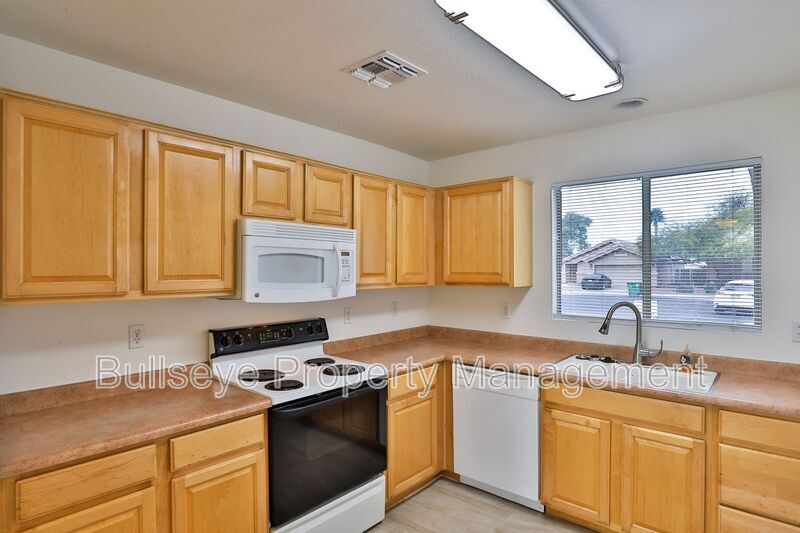 Building Photo - 1697 N La Fresa Dr