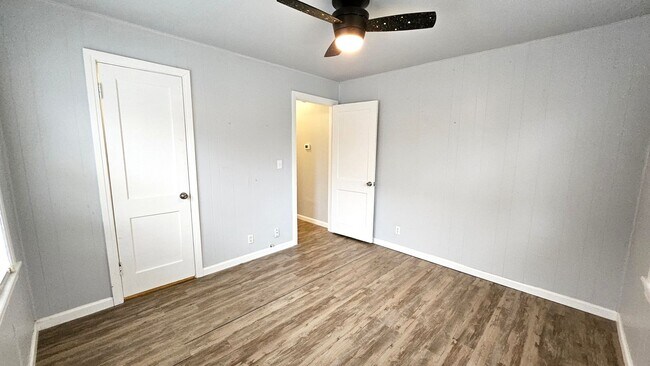 Building Photo - Home in Bethany Schools