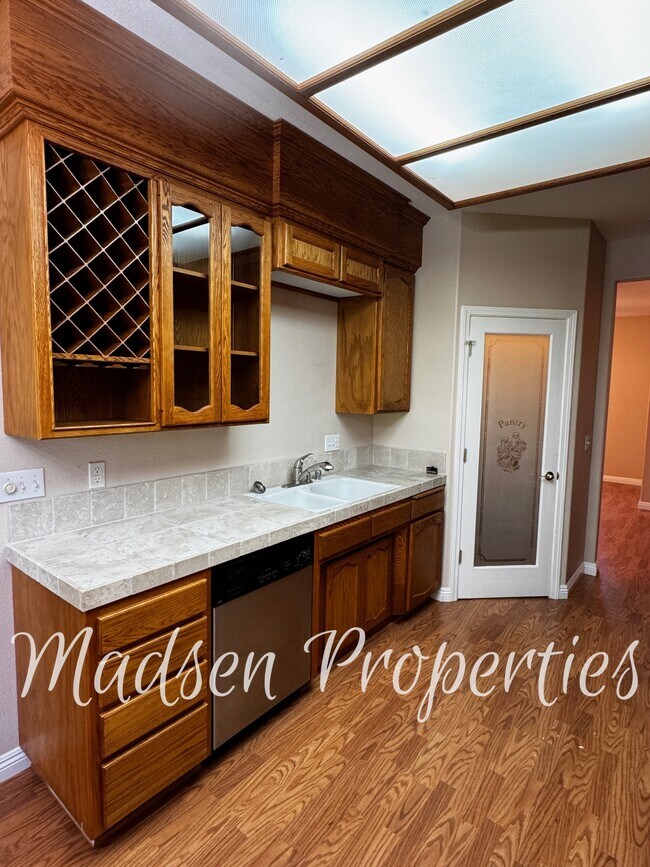 Building Photo - 121 Hart Ln