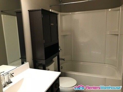 Building Photo - Available Oct 9 - Spacious End Unit 3 Bedr...