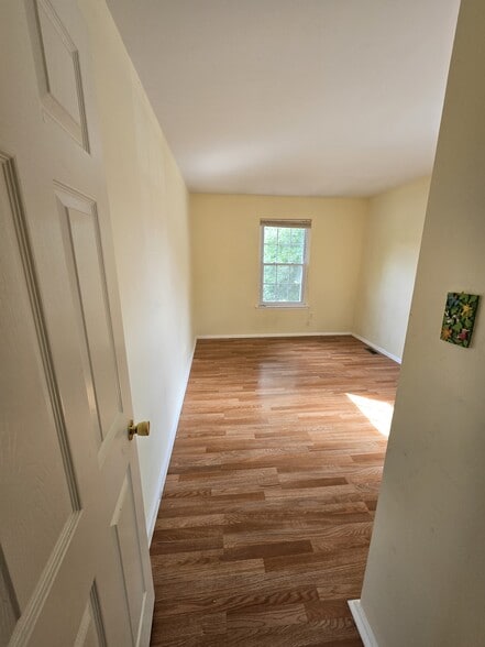 3rd bedroom - 44 Whitby Cir