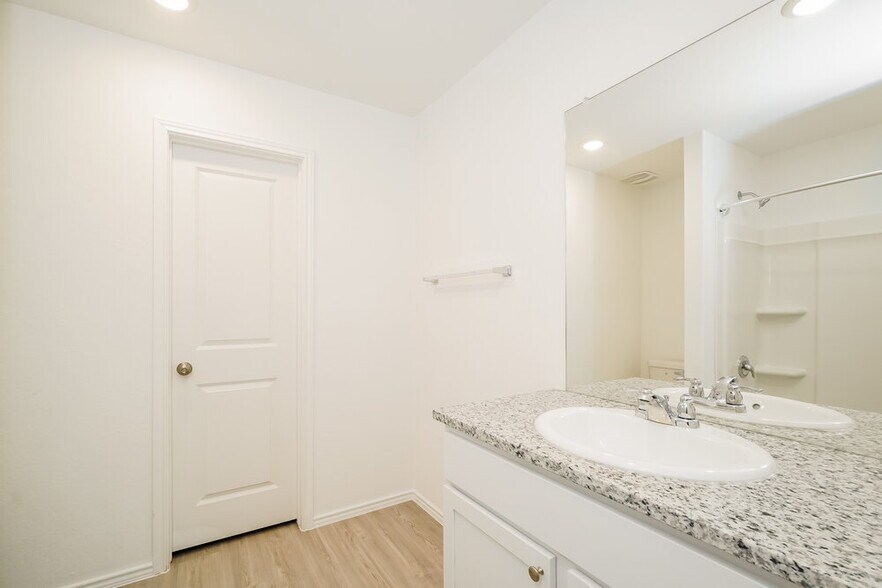 Building Photo - 13910 Reservoir Dr
