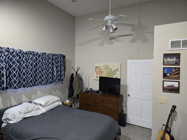 primary bedroom entry - 407 N Arsenal Ave