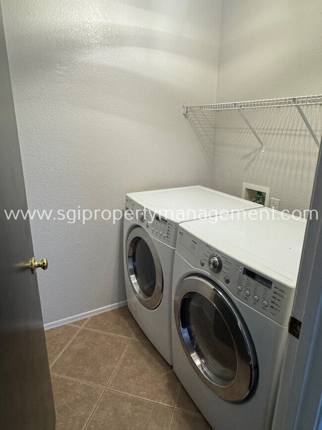 Building Photo - 1909 N 103rd Ln