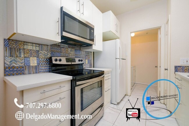 Building Photo - Glen Cove 2 bedroom condo