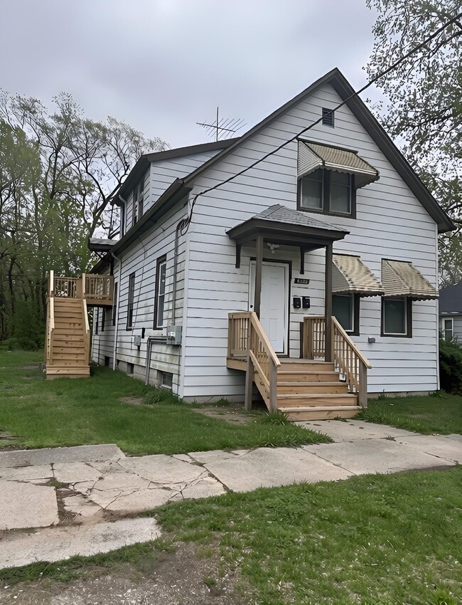 Building Photo - 14305 Irving Ave Unit 2