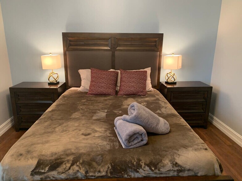 Building Photo - 300 W Peachtree St NW