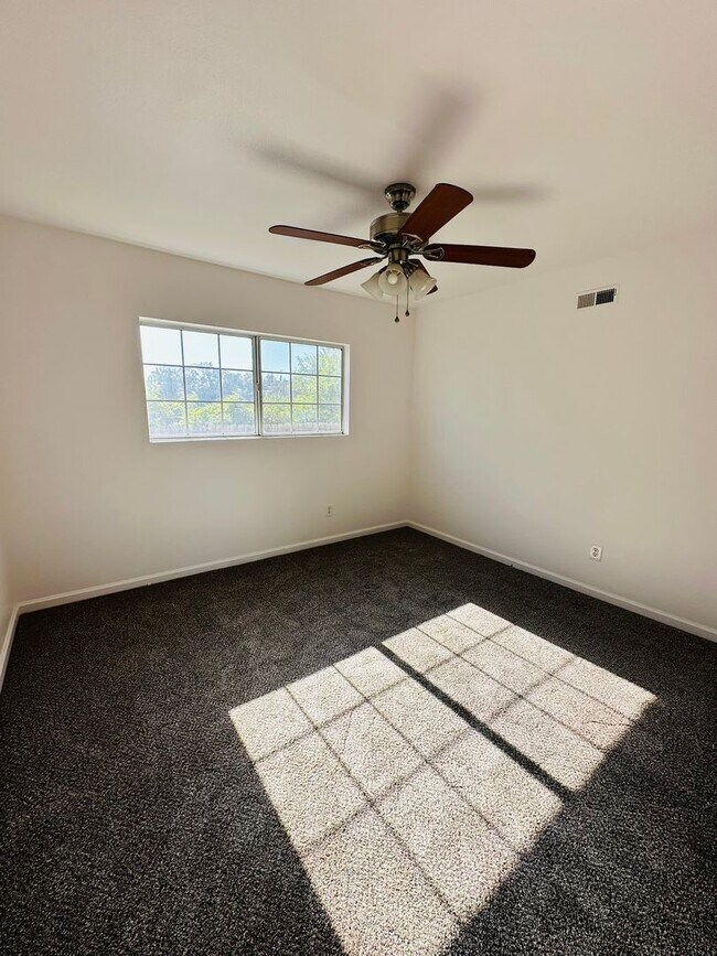 Building Photo - 7370 Minerva Dr