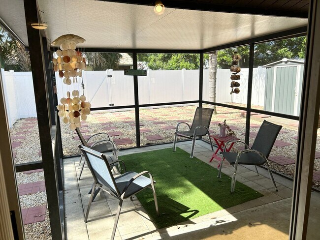 Building Photo - 2 Bedroom Villa with Screened in Patio!