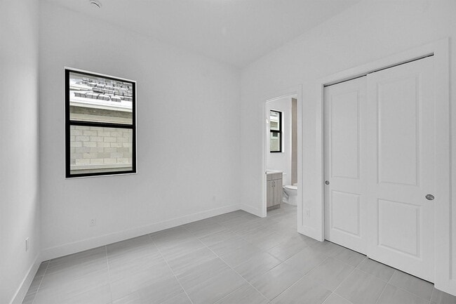 Building Photo - 13917 Vivant Dr