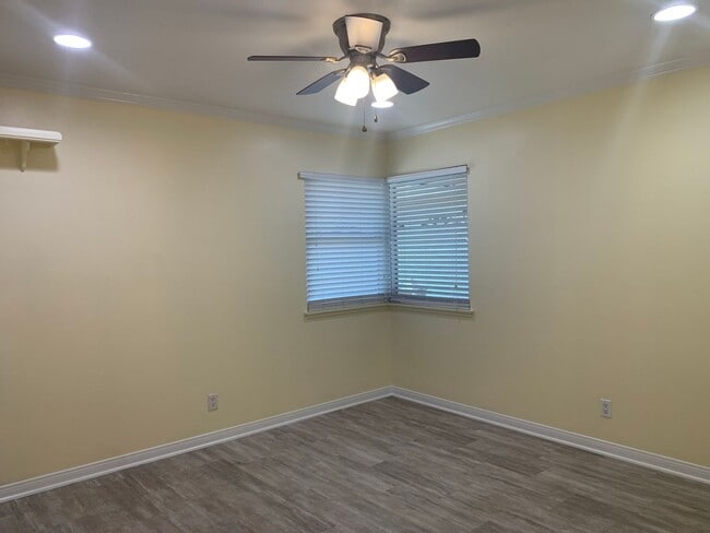 Building Photo - Gorgeous Two Story /Five Bedrooms in Burbank With Fantastic Views!!!