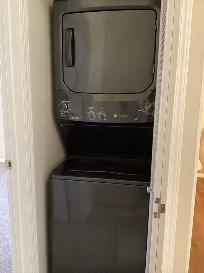 Building Photo - Charming Edmonds Condo with Two Garages an...