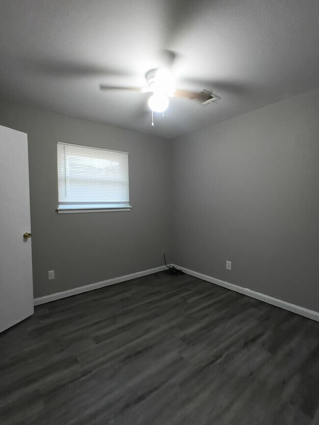 Building Photo - Wonderful Kitchen & New flooring! FIRST FU...