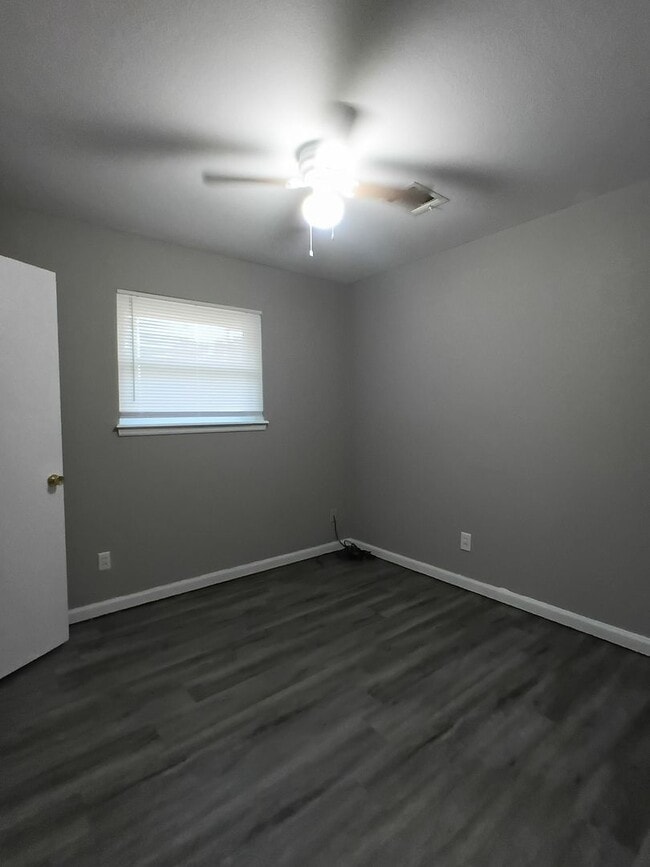 Building Photo - Wonderful Kitchen! New flooring!