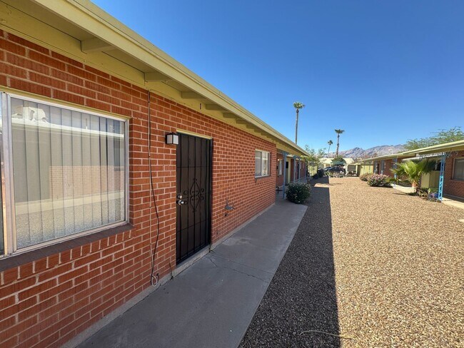 Primary Photo - 3719 E Fairmount St