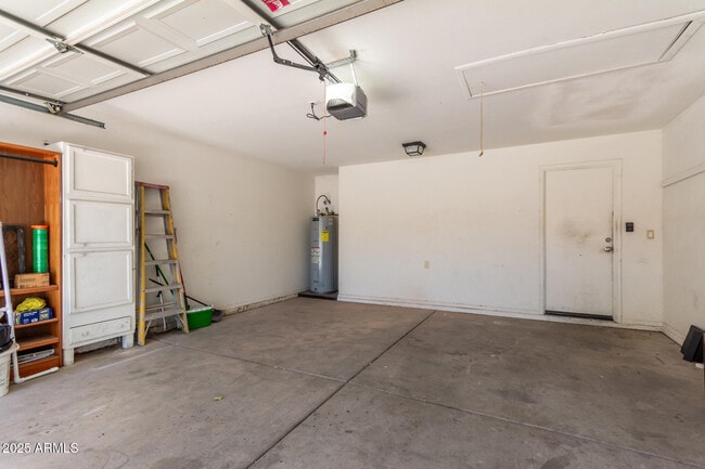 Building Photo - 3715 N Rosewood Ave