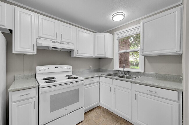 Building Photo - $1,150 - 2 Bed, 1 Bath Updated Unit in She...