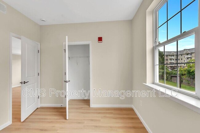 Building Photo - 88 Louis St
