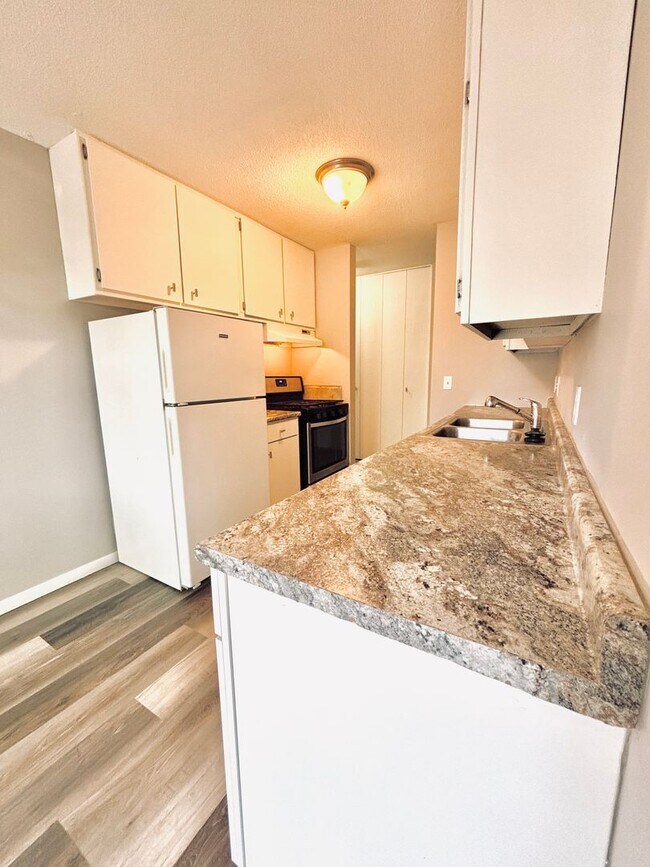 Building Photo - LOCATION LOCATION!  Prime, 1 bed/1 bath Co...