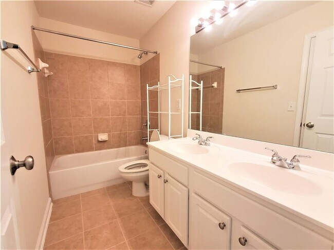 Building Photo - 545 Friars Head Dr NE