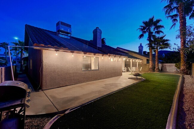 Building Photo - Henderson Single-Story Gem with Gas Firepl...