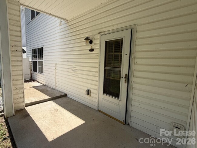 Building Photo - 21231 Hickory St