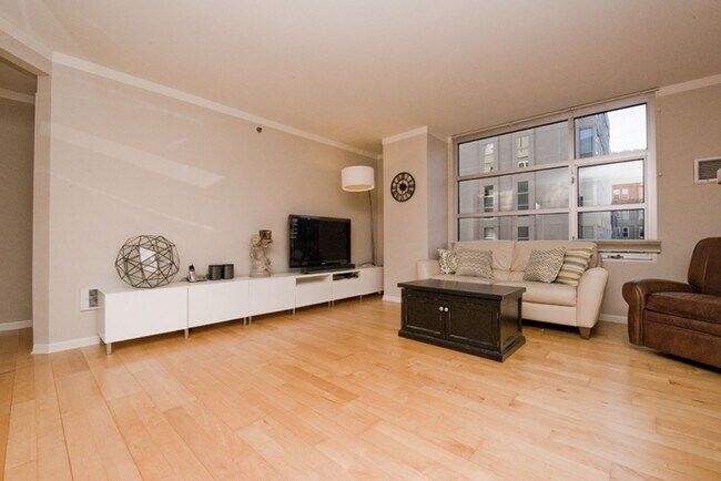 Building Photo - 680