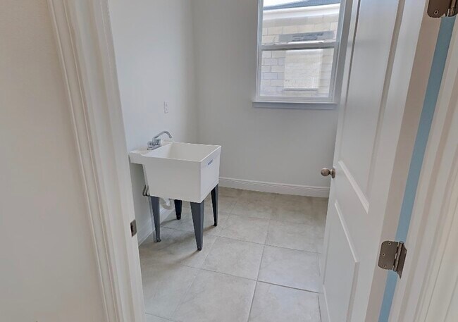 Building Photo - 15709 Vetta Dr