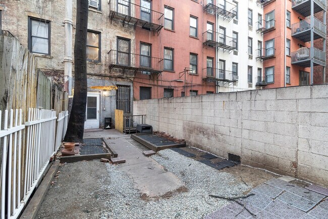 Building Photo - 250 E 82nd St