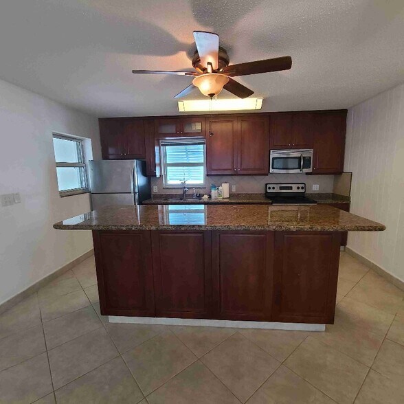 Building Photo - 127 Monroe Dr