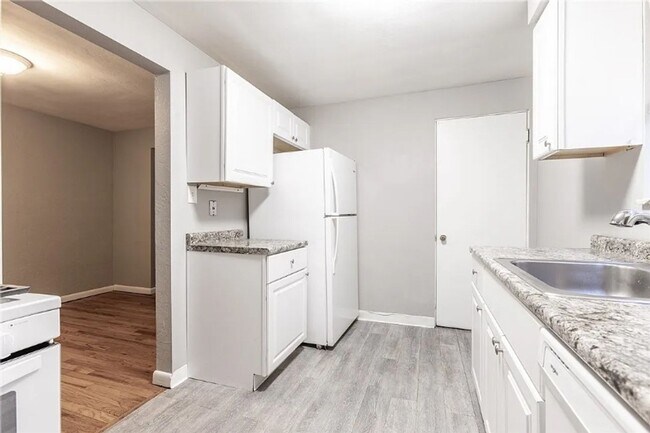 Building Photo - Well-Maintained 2BR Townhome w/ Garage, Storage & Transit Access – Beechview