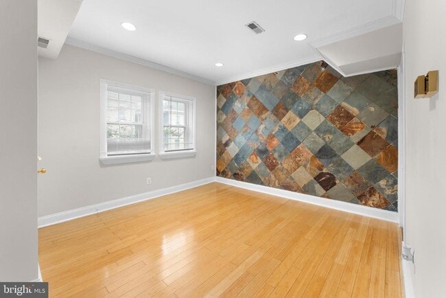 Building Photo - 550 Hobart Pl NW