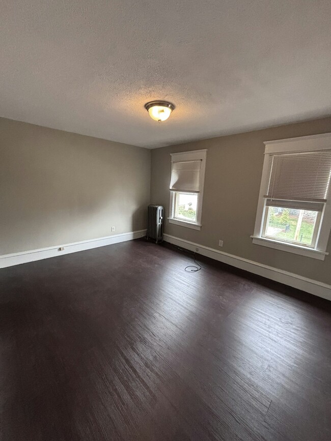 Building Photo - 363 N Maple Ave