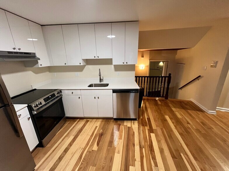 Building Photo - 18 Bow St