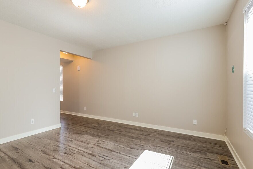 Building Photo - 5093 Summerdale Dr