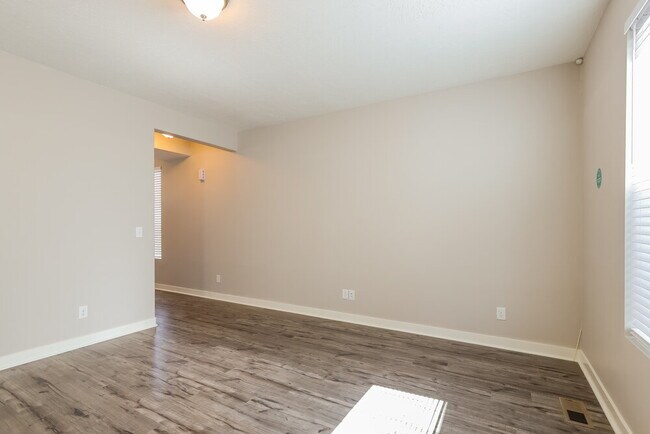 Building Photo - 5093 Summerdale Dr