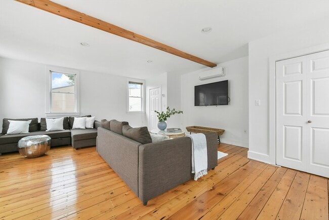 Building Photo - 93 Dresser St