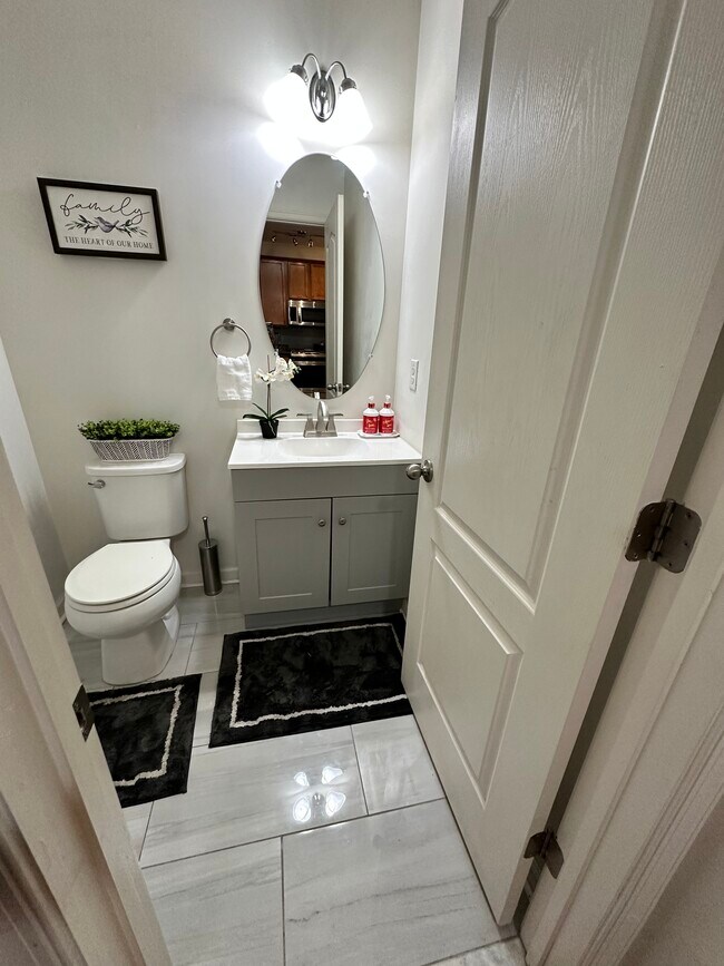 Building Photo - 3017 Chesapeake Dr