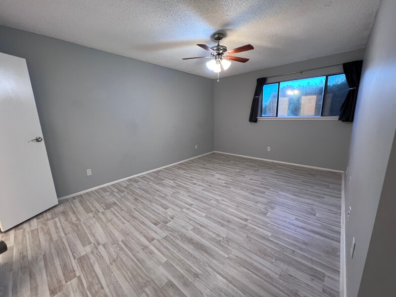 Building Photo - 7076 N Holiday Dr
