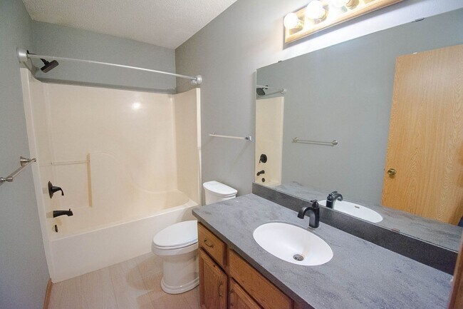 Building Photo - Pristine, Bright, and Move-In Ready in SW Rochester!