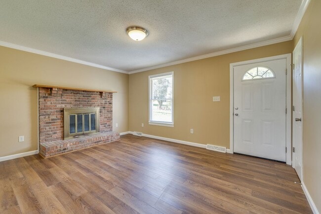 Building Photo - 4br/ 2 ba private home in Bristol TN