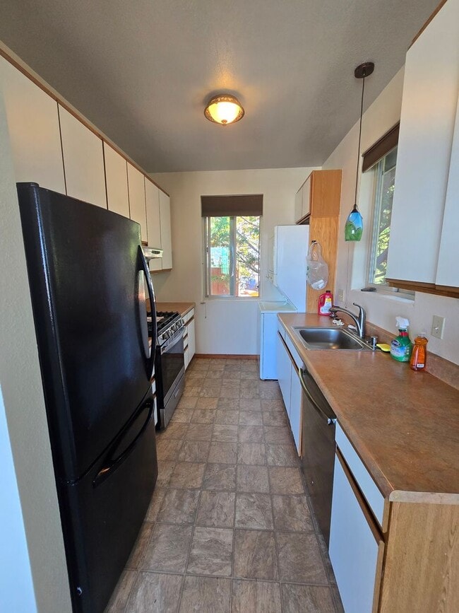 Building Photo - Beautiful 2nd story unit with beautiful vi...