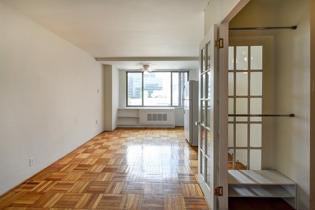 Building Photo - Charming & Bright Junior One Bedroom at Ri...