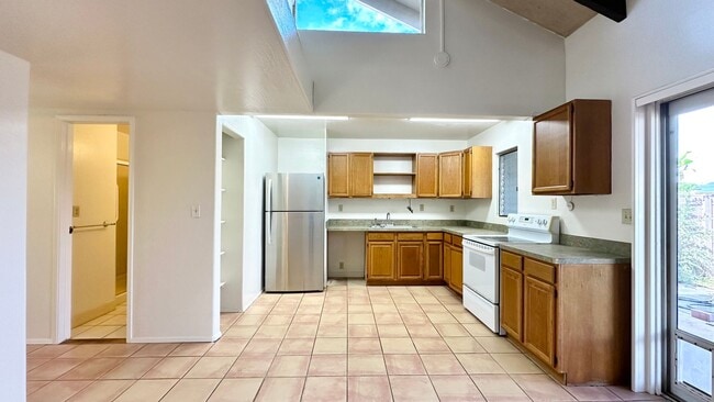 Primary Photo - AVAILABLE NOW! 2 BED/1 BATH TOWNHOME W/ LO...