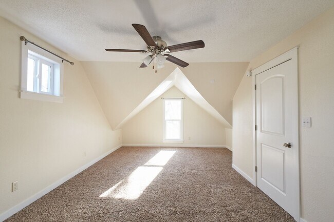 Building Photo - Lincoln