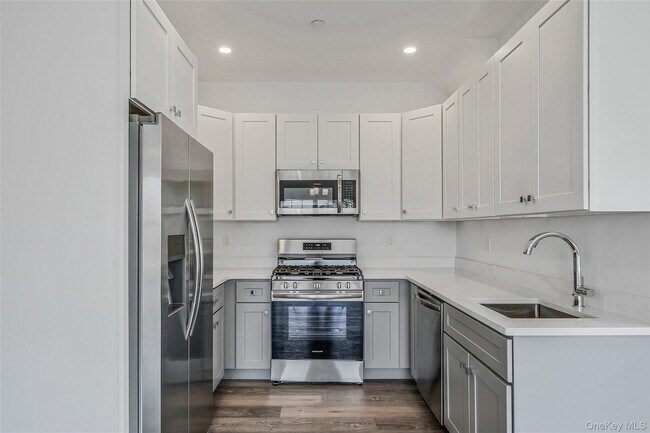Building Photo - 725 Eastview Dr