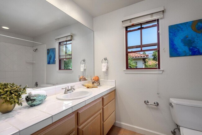 Building Photo - Great Location 3 bdrm townhome