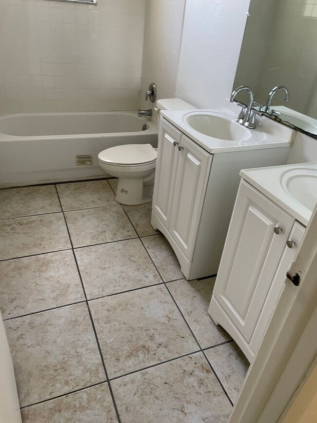 Building Photo - Spacious 4/2 home with 2 car garage Availa...