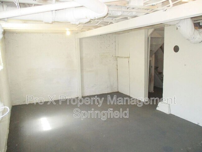 Building Photo - 1069 S Broadway Ave