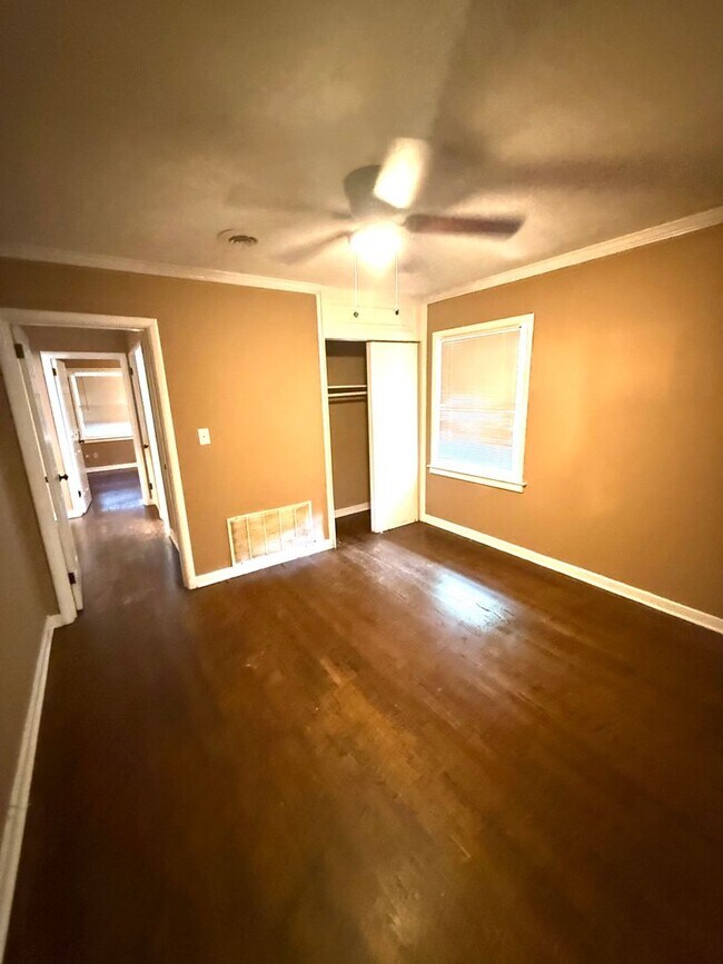 Building Photo - ** 4 Bed 2 Bath located in Forest Hills ** Call 334-366-9198 to schedule a self-tour